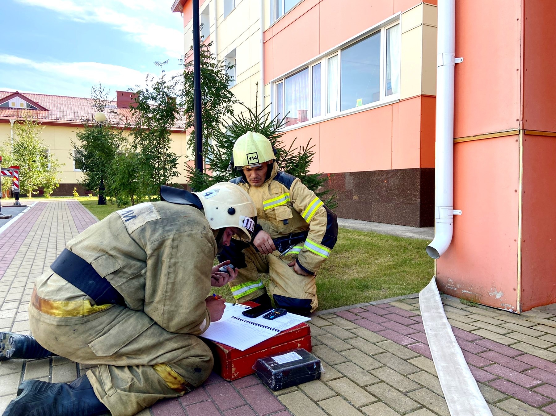 В Нефтеюганске прошли пожарно-тактические учения в доме для одиноких  престарелых граждан | 18.08.2021 | Ханты-Мансийск - БезФормата