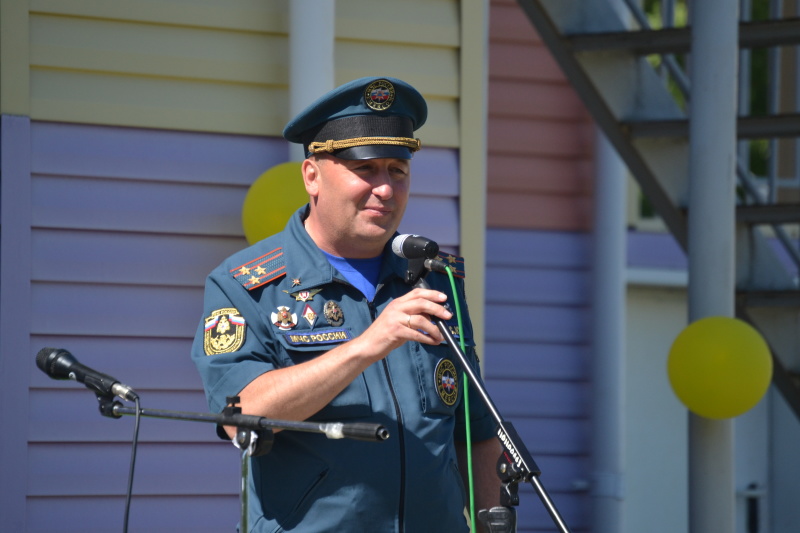 В Ханты-Мансийске спасатели вместе с воспитанниками детского дома посадили деревья