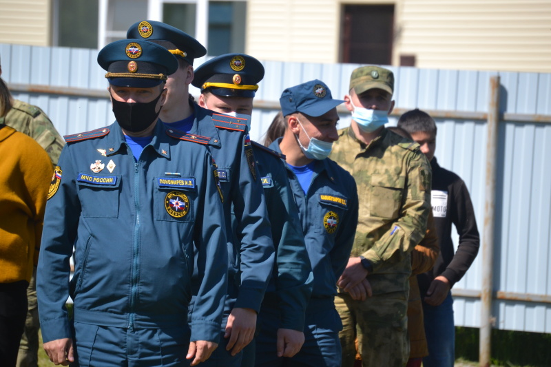 В Ханты-Мансийске спасатели вместе с воспитанниками детского дома посадили деревья