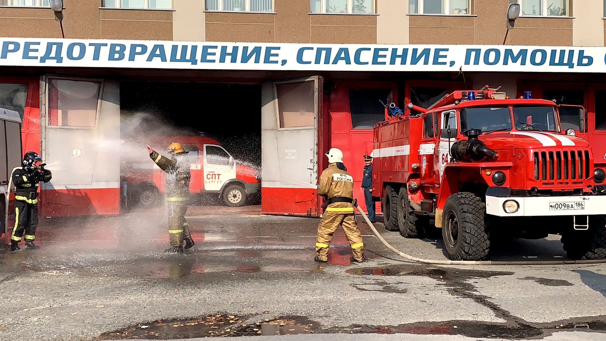 Огнеборцы Сургута проводили коллегу на заслуженный отдых - Новости -  Главное управление МЧС России по Ханты-Мансийскому автономному округу – Югре