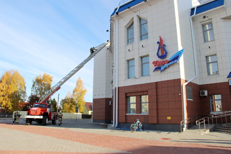 В центре культуры «Югра - презент» спасатели города Югорска провели пожарно-тактические учения