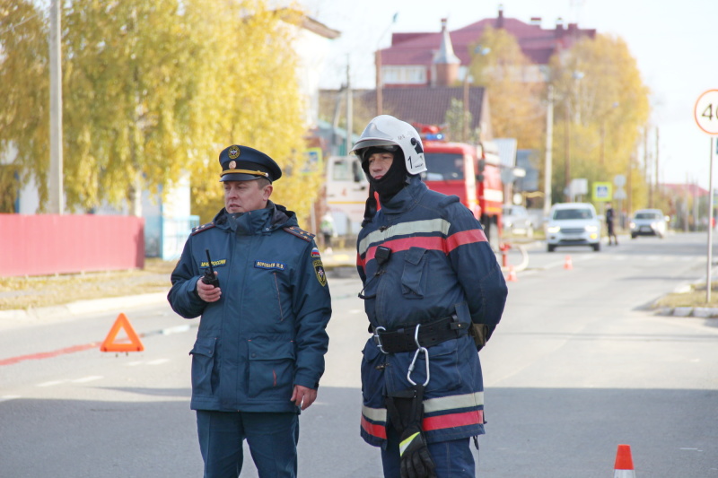 В центре культуры «Югра - презент» спасатели города Югорска провели пожарно-тактические учения