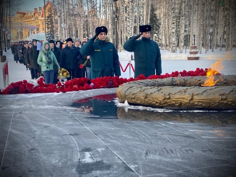 Сотрудники МЧС Югры возложили цветы к мемориалу в День воинской славы России