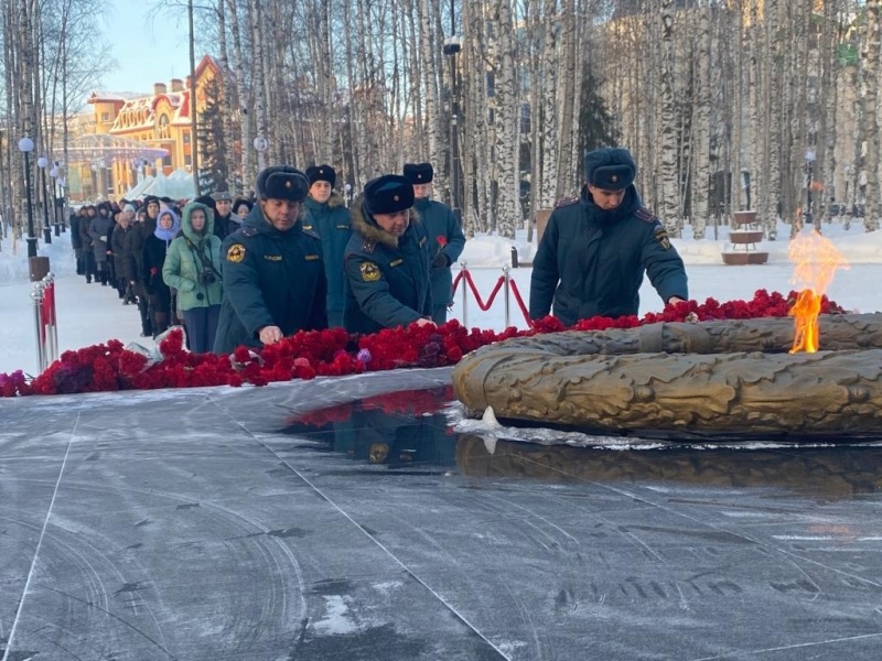 Сотрудники МЧС Югры возложили цветы к мемориалу в День воинской славы России