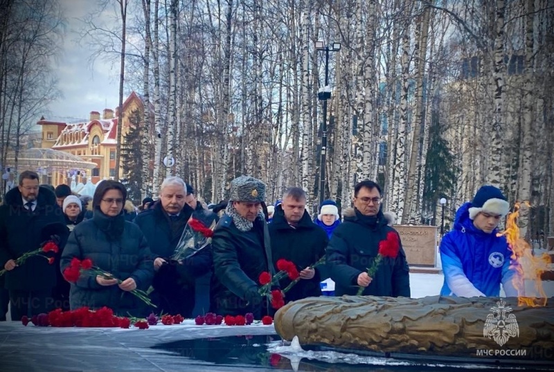 Сотрудники МЧС Югры возложили цветы к мемориалу в День воинской славы России