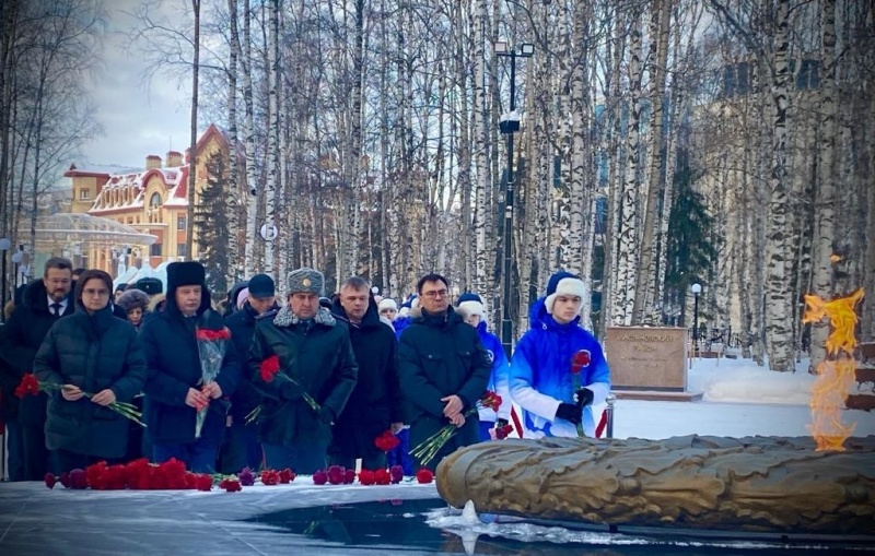 Сотрудники МЧС Югры возложили цветы к мемориалу в День воинской славы России