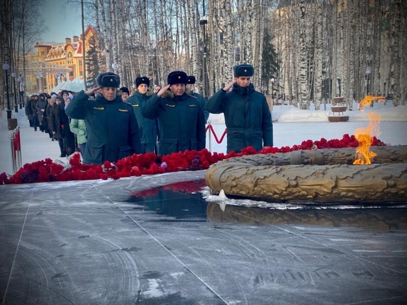 Сотрудники МЧС Югры возложили цветы к мемориалу в День воинской славы России