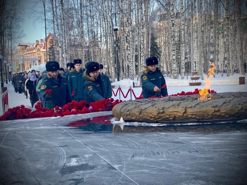 Сотрудники МЧС Югры возложили цветы к мемориалу в День воинской славы России