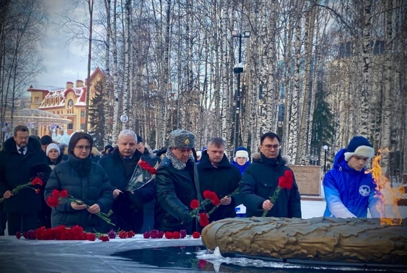 Сотрудники МЧС Югры возложили цветы к мемориалу в День воинской славы России