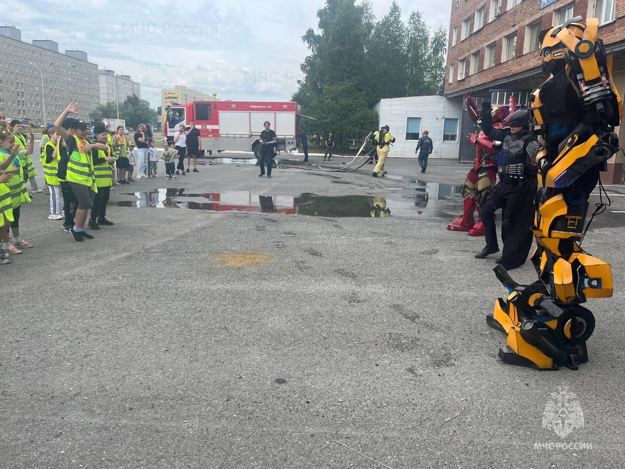 В Нижневартовске ученики лицея побывали в гостях у огнеборцев - Новости -  Главное управление МЧС России по Ханты-Мансийскому автономному округу – Югре